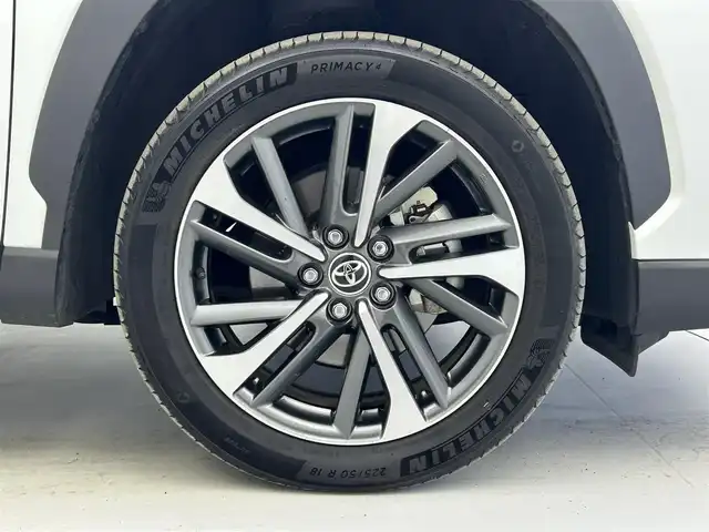 トヨタ カローラ クロス ハイブリッド Z 奈良県 2025(令7)年 1万km プラチナホワイトパールマイカ ・トヨタセーフティセンス/・プリクラッシュセーフティー/・レーンディーパーチャーアラート/・レーダークルーズコントロール/・レーンキープアシスト/・オートマチックハイビーム/・ロードサインアシスト/・先行車発進告知機能/寒冷地仕様/純正ディスプレイオーディオ１０．５インチ/・フルセグTV/Bluetooth/applecarplay//androidauto/miracast/HDMI /バックカメラ　/パワーシート/・ハーフレザーシート/・シートヒーター/ステアリングヒーター/電動リアゲート/SOSコール/純正フロアマット/LEDヘッドライト/・レベライザー有