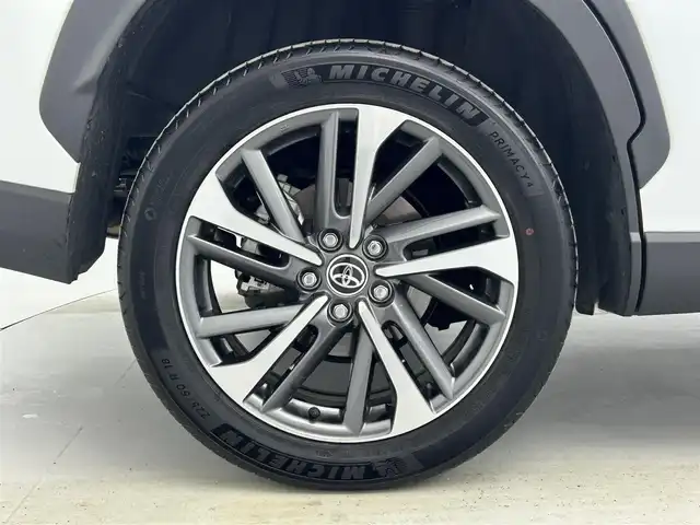 トヨタ カローラ クロス ハイブリッド Z 奈良県 2025(令7)年 1万km プラチナホワイトパールマイカ ・トヨタセーフティセンス/・プリクラッシュセーフティー/・レーンディーパーチャーアラート/・レーダークルーズコントロール/・レーンキープアシスト/・オートマチックハイビーム/・ロードサインアシスト/・先行車発進告知機能/寒冷地仕様/純正ディスプレイオーディオ１０．５インチ/・フルセグTV/Bluetooth/applecarplay//androidauto/miracast/HDMI /バックカメラ　/パワーシート/・ハーフレザーシート/・シートヒーター/ステアリングヒーター/電動リアゲート/SOSコール/純正フロアマット/LEDヘッドライト/・レベライザー有