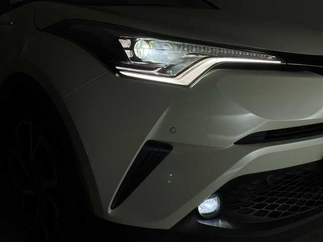 トヨタ Ｃ－ＨＲ G 群馬県 2019(令1)年 6.6万km ホワイトパールクリスタルシャイン Bi-Beam LEDヘッドランプ(オートレベリング機能付)/ ・LEDクリアランスランプ/LEDシーケンシャルターンランプ/LEDデイライト/バックカメラ/リヤクロストラフィックアラート/ブラック本革シート/＝＝＝＝＝/純正9インチナビ/(AM/FM/Bluetooth/フルセグTV/CD/DVD/SD)/ブラインドスポットモニター/クリアランス/バックソナー/Toyota Safety Sense/ ・プリクラッシュセーフティシステム/ ・レーンディパーチャーアラート/ ・オートマチックハイビーム/ ・レーダークルーズコントロール/前席シートヒーター/ビルトインETC/電動パーキングブレーキ/オートブレーキホールド/プッシュスタート/スマートキー