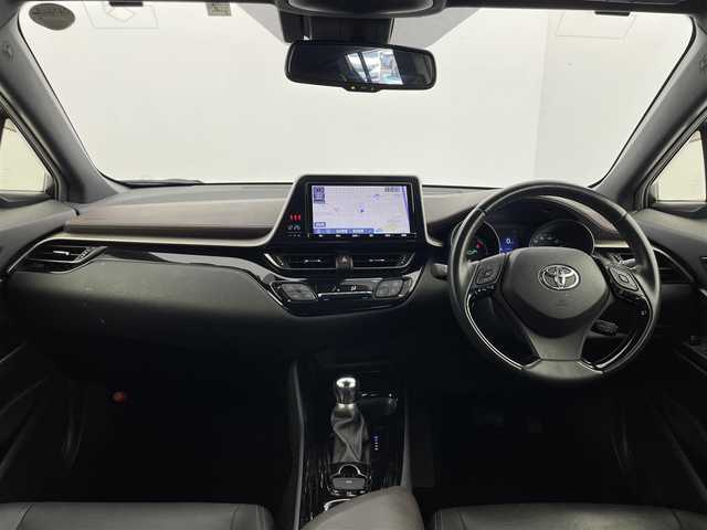トヨタ Ｃ－ＨＲ G 群馬県 2019(令1)年 6.6万km ホワイトパールクリスタルシャイン Bi-Beam LEDヘッドランプ(オートレベリング機能付)/ ・LEDクリアランスランプ/LEDシーケンシャルターンランプ/LEDデイライト/バックカメラ/リヤクロストラフィックアラート/ブラック本革シート/＝＝＝＝＝/純正9インチナビ/(AM/FM/Bluetooth/フルセグTV/CD/DVD/SD)/ブラインドスポットモニター/クリアランス/バックソナー/Toyota Safety Sense/ ・プリクラッシュセーフティシステム/ ・レーンディパーチャーアラート/ ・オートマチックハイビーム/ ・レーダークルーズコントロール/前席シートヒーター/ビルトインETC/電動パーキングブレーキ/オートブレーキホールド/プッシュスタート/スマートキー