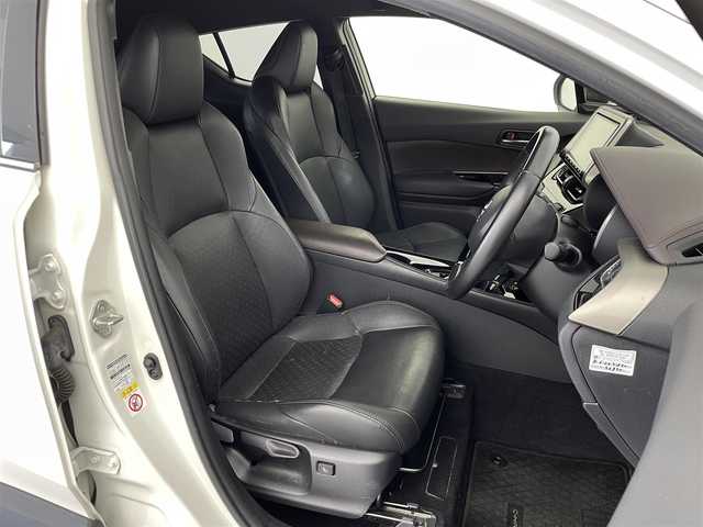トヨタ Ｃ－ＨＲ G 群馬県 2019(令1)年 6.6万km ホワイトパールクリスタルシャイン Bi-Beam LEDヘッドランプ(オートレベリング機能付)/ ・LEDクリアランスランプ/LEDシーケンシャルターンランプ/LEDデイライト/バックカメラ/リヤクロストラフィックアラート/ブラック本革シート/＝＝＝＝＝/純正9インチナビ/(AM/FM/Bluetooth/フルセグTV/CD/DVD/SD)/ブラインドスポットモニター/クリアランス/バックソナー/Toyota Safety Sense/ ・プリクラッシュセーフティシステム/ ・レーンディパーチャーアラート/ ・オートマチックハイビーム/ ・レーダークルーズコントロール/前席シートヒーター/ビルトインETC/電動パーキングブレーキ/オートブレーキホールド/プッシュスタート/スマートキー