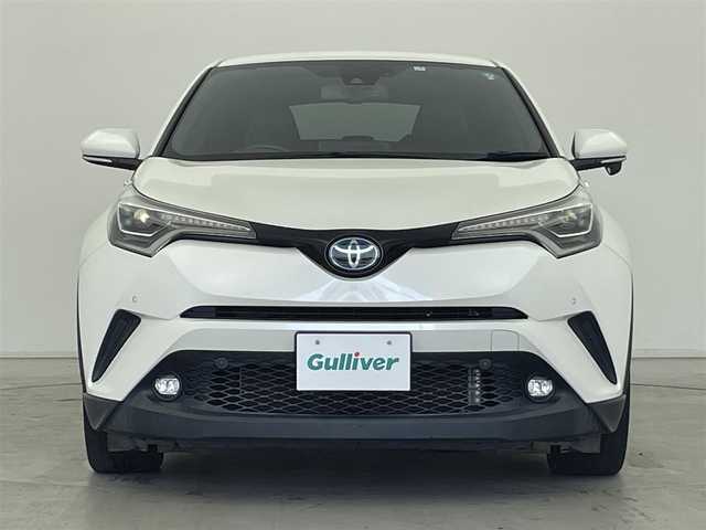 トヨタ Ｃ－ＨＲ G 群馬県 2019(令1)年 6.6万km ホワイトパールクリスタルシャイン Bi-Beam LEDヘッドランプ(オートレベリング機能付)/ ・LEDクリアランスランプ/LEDシーケンシャルターンランプ/LEDデイライト/バックカメラ/リヤクロストラフィックアラート/ブラック本革シート/＝＝＝＝＝/純正9インチナビ/(AM/FM/Bluetooth/フルセグTV/CD/DVD/SD)/ブラインドスポットモニター/クリアランス/バックソナー/Toyota Safety Sense/ ・プリクラッシュセーフティシステム/ ・レーンディパーチャーアラート/ ・オートマチックハイビーム/ ・レーダークルーズコントロール/前席シートヒーター/ビルトインETC/電動パーキングブレーキ/オートブレーキホールド/プッシュスタート/スマートキー