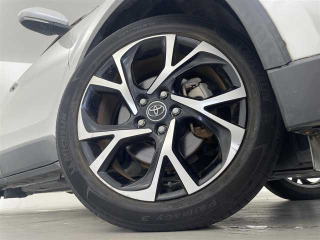 トヨタ Ｃ－ＨＲ G 群馬県 2019(令1)年 6.6万km ホワイトパールクリスタルシャイン Bi-Beam LEDヘッドランプ(オートレベリング機能付)/ ・LEDクリアランスランプ/LEDシーケンシャルターンランプ/LEDデイライト/バックカメラ/リヤクロストラフィックアラート/ブラック本革シート/＝＝＝＝＝/純正9インチナビ/(AM/FM/Bluetooth/フルセグTV/CD/DVD/SD)/ブラインドスポットモニター/クリアランス/バックソナー/Toyota Safety Sense/ ・プリクラッシュセーフティシステム/ ・レーンディパーチャーアラート/ ・オートマチックハイビーム/ ・レーダークルーズコントロール/前席シートヒーター/ビルトインETC/電動パーキングブレーキ/オートブレーキホールド/プッシュスタート/スマートキー