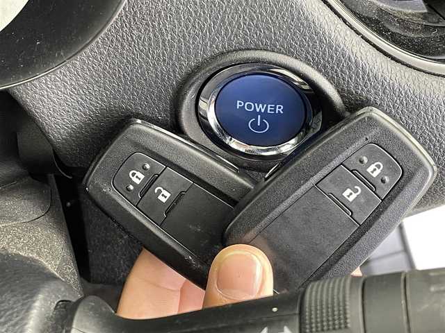 トヨタ Ｃ－ＨＲ G 群馬県 2019(令1)年 6.6万km ホワイトパールクリスタルシャイン Bi-Beam LEDヘッドランプ(オートレベリング機能付)/ ・LEDクリアランスランプ/LEDシーケンシャルターンランプ/LEDデイライト/バックカメラ/リヤクロストラフィックアラート/ブラック本革シート/＝＝＝＝＝/純正9インチナビ/(AM/FM/Bluetooth/フルセグTV/CD/DVD/SD)/ブラインドスポットモニター/クリアランス/バックソナー/Toyota Safety Sense/ ・プリクラッシュセーフティシステム/ ・レーンディパーチャーアラート/ ・オートマチックハイビーム/ ・レーダークルーズコントロール/前席シートヒーター/ビルトインETC/電動パーキングブレーキ/オートブレーキホールド/プッシュスタート/スマートキー