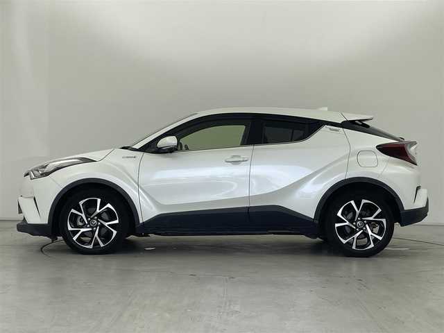 トヨタ Ｃ－ＨＲ G 群馬県 2019(令1)年 6.6万km ホワイトパールクリスタルシャイン Bi-Beam LEDヘッドランプ(オートレベリング機能付)/ ・LEDクリアランスランプ/LEDシーケンシャルターンランプ/LEDデイライト/バックカメラ/リヤクロストラフィックアラート/ブラック本革シート/＝＝＝＝＝/純正9インチナビ/(AM/FM/Bluetooth/フルセグTV/CD/DVD/SD)/ブラインドスポットモニター/クリアランス/バックソナー/Toyota Safety Sense/ ・プリクラッシュセーフティシステム/ ・レーンディパーチャーアラート/ ・オートマチックハイビーム/ ・レーダークルーズコントロール/前席シートヒーター/ビルトインETC/電動パーキングブレーキ/オートブレーキホールド/プッシュスタート/スマートキー