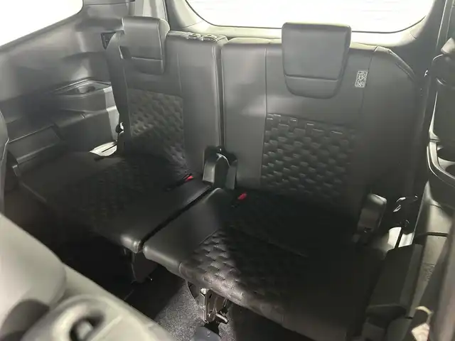 トヨタ ヴォクシー ハイブリッド S－Z 神奈川県 2024(令6)年 0.4万km アティチュードブラックマイカ 純正10.5型ディスプレイオーディオ/AM FM フルセグ Bluetooth CD DVD HDMI/バックカメラ/純正14型有機ELフリップダウンモニター/両側パワースライドドア/快適利便パッケージHigh/パワーバックドア/ステアリングヒーター/シートヒーター【1列目、2列目】/オットマン/角度調整付アームレスト/レーダークルーズコントロール/セーフティセンス/プリクラッシュセーフティ/レーントレーシングアシスト/レーンディパーチャーアラート/ロードサインアシスト/ドライバー異常時対応システム/プロアクティブドライビングアシスト/発進遅れ告知機能/フロントクロストラフィックアラート/レーンチェンジアシスト/パーキングサポートブレーキ/ブラインドスポットモニター/アドバンスドライブ/クリアランスソナー/ステアリングリモコン/ハーフレザーシート/ビルトインETC2.0/オートホールド/LEDヘッドライト/オートライト/オートマチックハイビーム/スマートキー/スペアキー/純正17インチアルミホイル