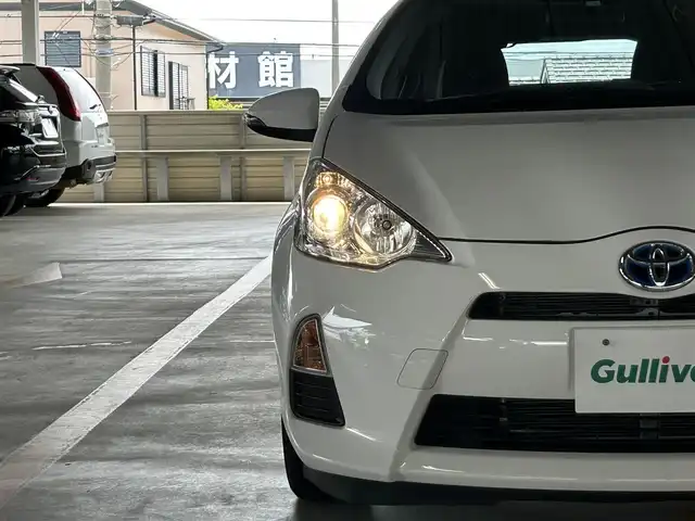 トヨタ アクア S 静岡県 2014(平26)年 3.2万km スーパーホワイトⅡ スマートエントリーパッケージ/ナビレディパッケージ/純正メモリナビ/・ワンセグ/CD/Bluetooth/バックカメラ/前方ドライブレコーダー/ETC/ステアリングスイッチ/オートライト/スマートキー/・プッシュスタート/ウインカーミラー/純正フロアマット/ドアバイザー