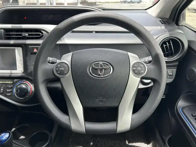 トヨタ アクア S 静岡県 2014(平26)年 3.2万km スーパーホワイトⅡ スマートエントリーパッケージ/ナビレディパッケージ/純正メモリナビ/・ワンセグ/CD/Bluetooth/バックカメラ/前方ドライブレコーダー/ETC/ステアリングスイッチ/オートライト/スマートキー/・プッシュスタート/ウインカーミラー/純正フロアマット/ドアバイザー