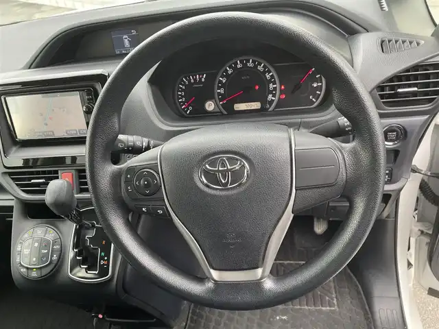 トヨタ ヴォクシー X 大阪府 2016(平28)年 7.3万km ホワイトパールクリスタルシャイン ”(株)IDOMが運営する【じしゃロン堺店】の自社ローン専用車両になります。/こちらは現金またはオートローンご利用時の価格です。自社ローンご希望の方は別途その旨お申付け下さい”