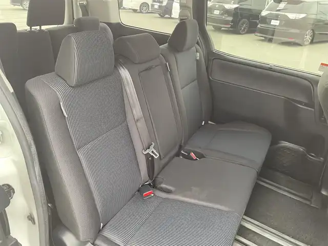 トヨタ ヴォクシー X 大阪府 2016(平28)年 7.3万km ホワイトパールクリスタルシャイン ”(株)IDOMが運営する【じしゃロン堺店】の自社ローン専用車両になります。/こちらは現金またはオートローンご利用時の価格です。自社ローンご希望の方は別途その旨お申付け下さい”