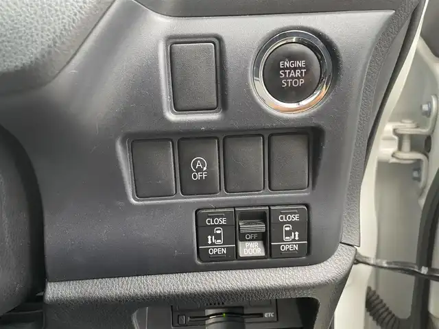 トヨタ ヴォクシー X 大阪府 2016(平28)年 7.3万km ホワイトパールクリスタルシャイン ”(株)IDOMが運営する【じしゃロン堺店】の自社ローン専用車両になります。/こちらは現金またはオートローンご利用時の価格です。自社ローンご希望の方は別途その旨お申付け下さい”