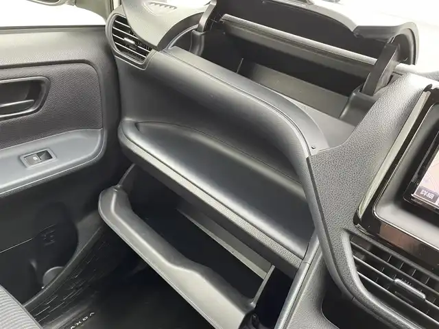 トヨタ ヴォクシー X 大阪府 2016(平28)年 7.3万km ホワイトパールクリスタルシャイン ”(株)IDOMが運営する【じしゃロン堺店】の自社ローン専用車両になります。/こちらは現金またはオートローンご利用時の価格です。自社ローンご希望の方は別途その旨お申付け下さい”