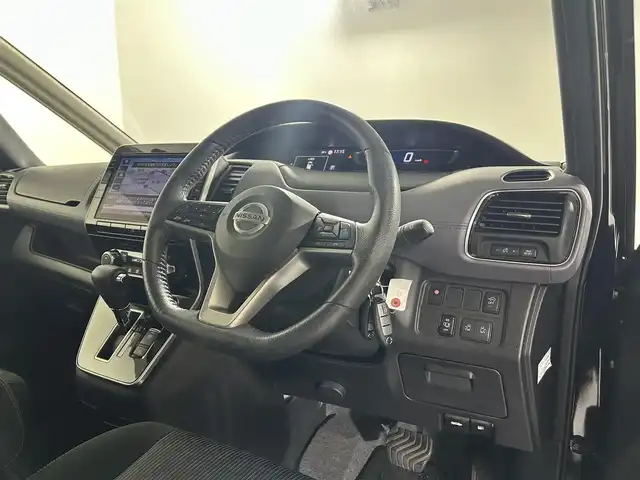 日産 セレナ ハイウェイスター V 佐賀県 2022(令4)年 2.6万km ダイヤモンドブラック 純正10インチナビ/フルセグTV/CD/DVD/Bluetooth/純正11インチフリップダウンモニター/全方位カメラ/デジタルインナールームミラー/ブラインドスポットモニター/衝突被害軽減装置/プロパイロット/レーダークルーズコントロール/レーンアシスト/ロードサインアシスト/オートライト/オートマチックハイビーム/LEDヘッドライト/フォグライト/前方ドライブレコーダー/ビルトインETC/電子パーキング/オートブレーキホールド/両側パワースライドドア/後席サンシェード/シートバックテーブル/ハンズフリースライドドア/スペアキー×1/純正フロアマット/純正16インチアルミホイール
