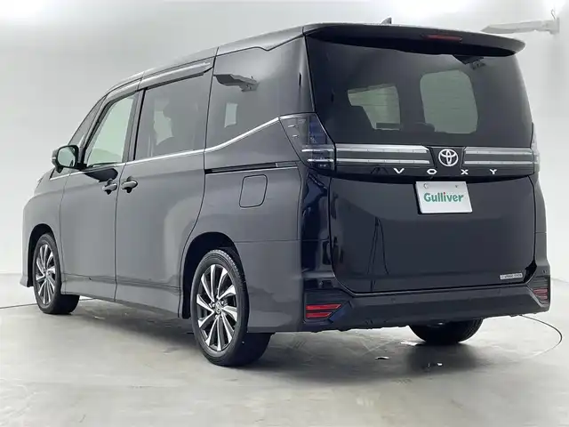 トヨタ ヴォクシー S－Z 福井県 2022(令4)年 1.4万km アティチュードブラックマイカ 純正10.5インチディスプレイオーディオ/（ナビ/Bluetooth/USB/Miracast/HDMI）/フルセグテレビ/バックカメラ/ETC/トヨタセーフティセンス/・プリクラッシュセーフティ/・レーンディパーチャーアラート/・オートマチックハイビーム/・ドライバー異常時対応システム/・発進遅れ告知機能/・レーントレーシングアシスト/・レーダークルーズコントロール/・ロードサインアシスト/・プロアクティブドライビングアシスト/・パーキングサポートブレーキ/オートブレーキホールド/ハーフレザーシート/シートヒーター/両側パワースライドドア/純正フロアマット/ステアリングスイッチ/革巻きステアリング/取扱説明書/保証書/スペアキー