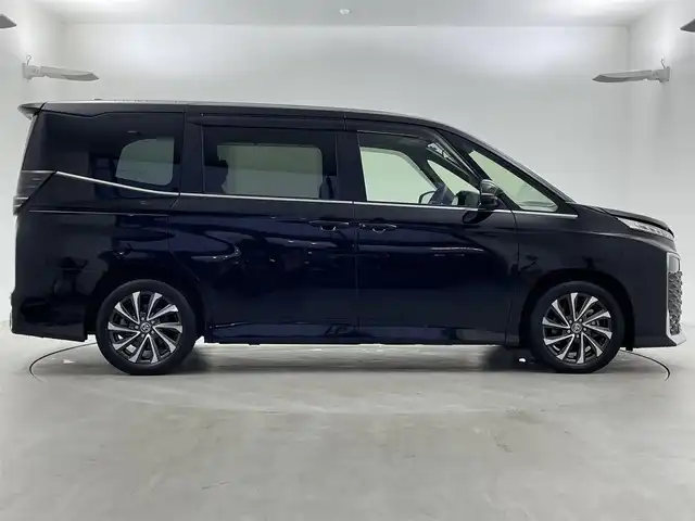 トヨタ ヴォクシー S－Z 福井県 2022(令4)年 1.4万km アティチュードブラックマイカ 純正10.5インチディスプレイオーディオ/（ナビ/Bluetooth/USB/Miracast/HDMI）/フルセグテレビ/バックカメラ/ETC/トヨタセーフティセンス/・プリクラッシュセーフティ/・レーンディパーチャーアラート/・オートマチックハイビーム/・ドライバー異常時対応システム/・発進遅れ告知機能/・レーントレーシングアシスト/・レーダークルーズコントロール/・ロードサインアシスト/・プロアクティブドライビングアシスト/・パーキングサポートブレーキ/オートブレーキホールド/ハーフレザーシート/シートヒーター/両側パワースライドドア/純正フロアマット/ステアリングスイッチ/革巻きステアリング/取扱説明書/保証書/スペアキー