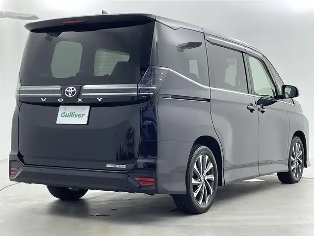 トヨタ ヴォクシー S－Z 福井県 2022(令4)年 1.4万km アティチュードブラックマイカ 純正10.5インチディスプレイオーディオ/（ナビ/Bluetooth/USB/Miracast/HDMI）/フルセグテレビ/バックカメラ/ETC/トヨタセーフティセンス/・プリクラッシュセーフティ/・レーンディパーチャーアラート/・オートマチックハイビーム/・ドライバー異常時対応システム/・発進遅れ告知機能/・レーントレーシングアシスト/・レーダークルーズコントロール/・ロードサインアシスト/・プロアクティブドライビングアシスト/・パーキングサポートブレーキ/オートブレーキホールド/ハーフレザーシート/シートヒーター/両側パワースライドドア/純正フロアマット/ステアリングスイッチ/革巻きステアリング/取扱説明書/保証書/スペアキー