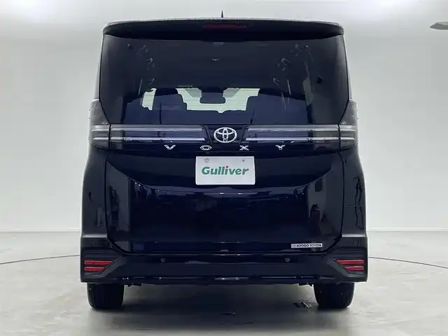 トヨタ ヴォクシー S－Z 福井県 2022(令4)年 1.4万km アティチュードブラックマイカ 純正10.5インチディスプレイオーディオ/（ナビ/Bluetooth/USB/Miracast/HDMI）/フルセグテレビ/バックカメラ/ETC/トヨタセーフティセンス/・プリクラッシュセーフティ/・レーンディパーチャーアラート/・オートマチックハイビーム/・ドライバー異常時対応システム/・発進遅れ告知機能/・レーントレーシングアシスト/・レーダークルーズコントロール/・ロードサインアシスト/・プロアクティブドライビングアシスト/・パーキングサポートブレーキ/オートブレーキホールド/ハーフレザーシート/シートヒーター/両側パワースライドドア/純正フロアマット/ステアリングスイッチ/革巻きステアリング/取扱説明書/保証書/スペアキー