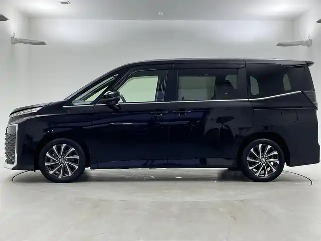 トヨタ ヴォクシー S－Z 福井県 2022(令4)年 1.4万km アティチュードブラックマイカ 純正10.5インチディスプレイオーディオ/（ナビ/Bluetooth/USB/Miracast/HDMI）/フルセグテレビ/バックカメラ/ETC/トヨタセーフティセンス/・プリクラッシュセーフティ/・レーンディパーチャーアラート/・オートマチックハイビーム/・ドライバー異常時対応システム/・発進遅れ告知機能/・レーントレーシングアシスト/・レーダークルーズコントロール/・ロードサインアシスト/・プロアクティブドライビングアシスト/・パーキングサポートブレーキ/オートブレーキホールド/ハーフレザーシート/シートヒーター/両側パワースライドドア/純正フロアマット/ステアリングスイッチ/革巻きステアリング/取扱説明書/保証書/スペアキー