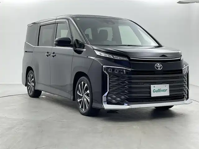 トヨタ ヴォクシー S－Z 福井県 2022(令4)年 1.4万km アティチュードブラックマイカ 純正10.5インチディスプレイオーディオ/（ナビ/Bluetooth/USB/Miracast/HDMI）/フルセグテレビ/バックカメラ/ETC/トヨタセーフティセンス/・プリクラッシュセーフティ/・レーンディパーチャーアラート/・オートマチックハイビーム/・ドライバー異常時対応システム/・発進遅れ告知機能/・レーントレーシングアシスト/・レーダークルーズコントロール/・ロードサインアシスト/・プロアクティブドライビングアシスト/・パーキングサポートブレーキ/オートブレーキホールド/ハーフレザーシート/シートヒーター/両側パワースライドドア/純正フロアマット/ステアリングスイッチ/革巻きステアリング/取扱説明書/保証書/スペアキー