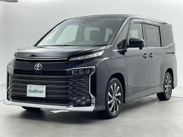 トヨタ ヴォクシー S－Z 福井県 2022(令4)年 1.4万km アティチュードブラックマイカ 純正10.5インチディスプレイオーディオ/（ナビ/Bluetooth/USB/Miracast/HDMI）/フルセグテレビ/バックカメラ/ETC/トヨタセーフティセンス/・プリクラッシュセーフティ/・レーンディパーチャーアラート/・オートマチックハイビーム/・ドライバー異常時対応システム/・発進遅れ告知機能/・レーントレーシングアシスト/・レーダークルーズコントロール/・ロードサインアシスト/・プロアクティブドライビングアシスト/・パーキングサポートブレーキ/オートブレーキホールド/ハーフレザーシート/シートヒーター/両側パワースライドドア/純正フロアマット/ステアリングスイッチ/革巻きステアリング/取扱説明書/保証書/スペアキー