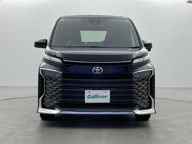トヨタ ヴォクシー S－Z 福井県 2022(令4)年 1.4万km アティチュードブラックマイカ 純正10.5インチディスプレイオーディオ/（ナビ/Bluetooth/USB/Miracast/HDMI）/フルセグテレビ/バックカメラ/ETC/トヨタセーフティセンス/・プリクラッシュセーフティ/・レーンディパーチャーアラート/・オートマチックハイビーム/・ドライバー異常時対応システム/・発進遅れ告知機能/・レーントレーシングアシスト/・レーダークルーズコントロール/・ロードサインアシスト/・プロアクティブドライビングアシスト/・パーキングサポートブレーキ/オートブレーキホールド/ハーフレザーシート/シートヒーター/両側パワースライドドア/純正フロアマット/ステアリングスイッチ/革巻きステアリング/取扱説明書/保証書/スペアキー