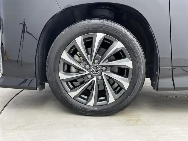 トヨタ ヴォクシー S－Z 福井県 2022(令4)年 1.4万km アティチュードブラックマイカ 純正10.5インチディスプレイオーディオ/（ナビ/Bluetooth/USB/Miracast/HDMI）/フルセグテレビ/バックカメラ/ETC/トヨタセーフティセンス/・プリクラッシュセーフティ/・レーンディパーチャーアラート/・オートマチックハイビーム/・ドライバー異常時対応システム/・発進遅れ告知機能/・レーントレーシングアシスト/・レーダークルーズコントロール/・ロードサインアシスト/・プロアクティブドライビングアシスト/・パーキングサポートブレーキ/オートブレーキホールド/ハーフレザーシート/シートヒーター/両側パワースライドドア/純正フロアマット/ステアリングスイッチ/革巻きステアリング/取扱説明書/保証書/スペアキー