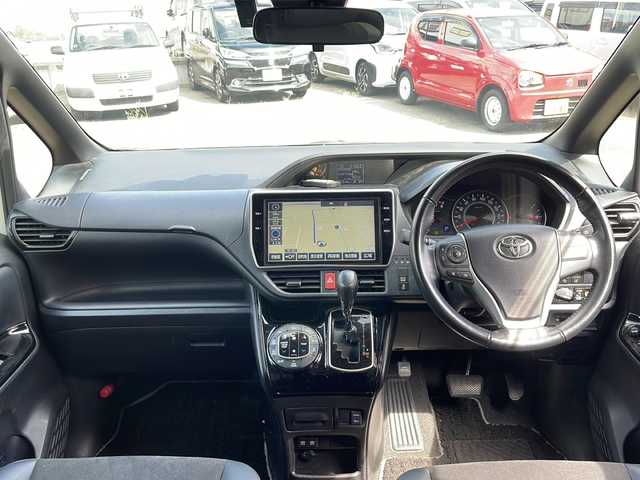 トヨタ ノア Si ダブルバイビー 福井県 2018(平30)年 5.9万km ホワイトパールクリスタルシャイン 純正10インチメモリナビゲーション/（CD/DVD/BT）/フルセグテレビ /バッックカメラ/アルパインフリップダウンモニター/純正16インチアルミホイール/両側電動スライドドア/ハーフレザーシート/プリクラッシュセーフティ/レーンキープアシスト/クルーズコントロール/UDBポート/LEDヘッドライト/LEDフォグランプ/３列目シート/２列目キャプテンシート/オートリトラミラー /オートライト/オートハイビーム/ETC(ビルトイン)/スマートキー/プッシュスタート/保証書/取扱説明書