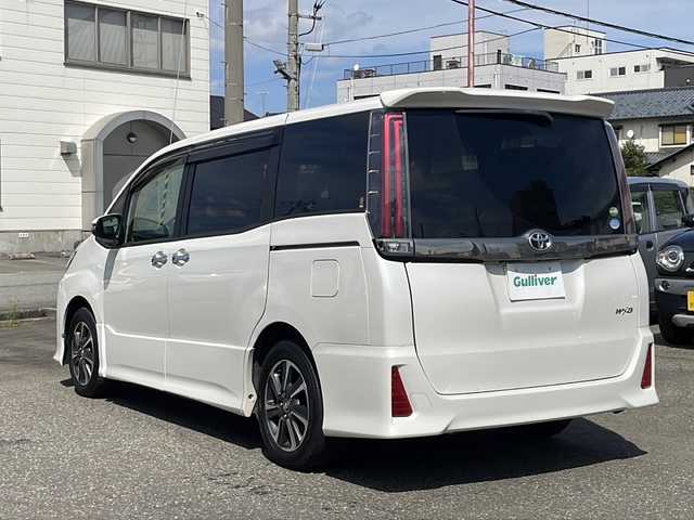トヨタ ノア Si ダブルバイビー 福井県 2018(平30)年 5.9万km ホワイトパールクリスタルシャイン 純正10インチメモリナビゲーション/（CD/DVD/BT）/フルセグテレビ /バッックカメラ/アルパインフリップダウンモニター/純正16インチアルミホイール/両側電動スライドドア/ハーフレザーシート/プリクラッシュセーフティ/レーンキープアシスト/クルーズコントロール/UDBポート/LEDヘッドライト/LEDフォグランプ/３列目シート/２列目キャプテンシート/オートリトラミラー /オートライト/オートハイビーム/ETC(ビルトイン)/スマートキー/プッシュスタート/保証書/取扱説明書