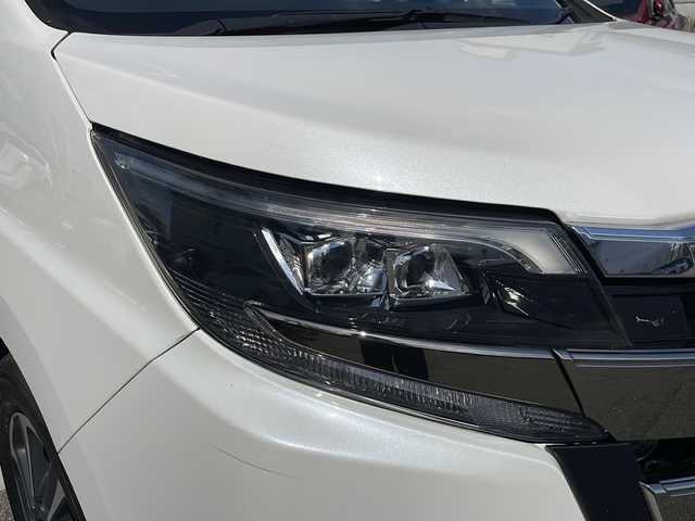 トヨタ ノア Si ダブルバイビー 福井県 2018(平30)年 5.9万km ホワイトパールクリスタルシャイン 純正10インチメモリナビゲーション/（CD/DVD/BT）/フルセグテレビ /バッックカメラ/アルパインフリップダウンモニター/純正16インチアルミホイール/両側電動スライドドア/ハーフレザーシート/プリクラッシュセーフティ/レーンキープアシスト/クルーズコントロール/UDBポート/LEDヘッドライト/LEDフォグランプ/３列目シート/２列目キャプテンシート/オートリトラミラー /オートライト/オートハイビーム/ETC(ビルトイン)/スマートキー/プッシュスタート/保証書/取扱説明書