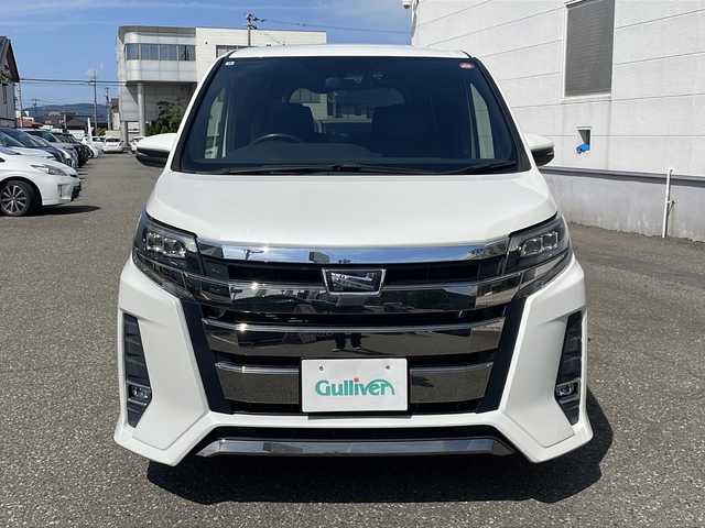 トヨタ ノア Si ダブルバイビー 福井県 2018(平30)年 5.9万km ホワイトパールクリスタルシャイン 純正10インチメモリナビゲーション/（CD/DVD/BT）/フルセグテレビ /バッックカメラ/アルパインフリップダウンモニター/純正16インチアルミホイール/両側電動スライドドア/ハーフレザーシート/プリクラッシュセーフティ/レーンキープアシスト/クルーズコントロール/UDBポート/LEDヘッドライト/LEDフォグランプ/３列目シート/２列目キャプテンシート/オートリトラミラー /オートライト/オートハイビーム/ETC(ビルトイン)/スマートキー/プッシュスタート/保証書/取扱説明書
