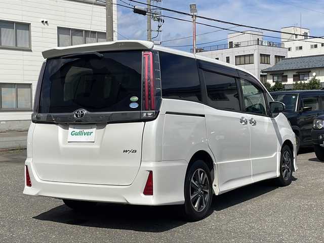トヨタ ノア Si ダブルバイビー 福井県 2018(平30)年 5.9万km ホワイトパールクリスタルシャイン 純正10インチメモリナビゲーション/（CD/DVD/BT）/フルセグテレビ /バッックカメラ/アルパインフリップダウンモニター/純正16インチアルミホイール/両側電動スライドドア/ハーフレザーシート/プリクラッシュセーフティ/レーンキープアシスト/クルーズコントロール/UDBポート/LEDヘッドライト/LEDフォグランプ/３列目シート/２列目キャプテンシート/オートリトラミラー /オートライト/オートハイビーム/ETC(ビルトイン)/スマートキー/プッシュスタート/保証書/取扱説明書