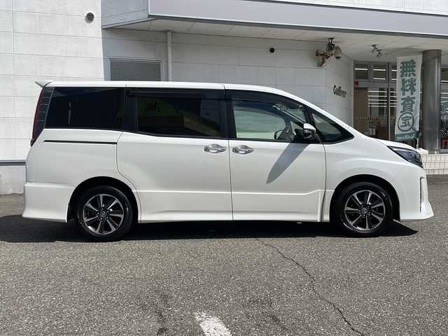 トヨタ ノア Si ダブルバイビー 福井県 2018(平30)年 5.9万km ホワイトパールクリスタルシャイン 純正10インチメモリナビゲーション/（CD/DVD/BT）/フルセグテレビ /バッックカメラ/アルパインフリップダウンモニター/純正16インチアルミホイール/両側電動スライドドア/ハーフレザーシート/プリクラッシュセーフティ/レーンキープアシスト/クルーズコントロール/UDBポート/LEDヘッドライト/LEDフォグランプ/３列目シート/２列目キャプテンシート/オートリトラミラー /オートライト/オートハイビーム/ETC(ビルトイン)/スマートキー/プッシュスタート/保証書/取扱説明書