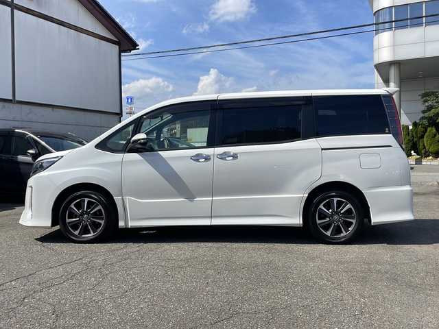 トヨタ ノア Si ダブルバイビー 福井県 2018(平30)年 5.9万km ホワイトパールクリスタルシャイン 純正10インチメモリナビゲーション/（CD/DVD/BT）/フルセグテレビ /バッックカメラ/アルパインフリップダウンモニター/純正16インチアルミホイール/両側電動スライドドア/ハーフレザーシート/プリクラッシュセーフティ/レーンキープアシスト/クルーズコントロール/UDBポート/LEDヘッドライト/LEDフォグランプ/３列目シート/２列目キャプテンシート/オートリトラミラー /オートライト/オートハイビーム/ETC(ビルトイン)/スマートキー/プッシュスタート/保証書/取扱説明書