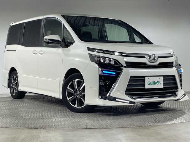 トヨタ ヴォクシー ZS 神奈川県 2017(平29)年 5.8万km ホワイトパールクリスタルシャイン TRDエアロ（フロント、サイド、リア）/純正7インチナビゲーション/Bluetooth　フルセグ　SD　CD　DVD　/バックカメラ/社外フリップダウンモニター/両側パワースライドドア/トヨタセーフティーセンス/プリクラッシュセーフティー/レーンディパーチャーアラート/オートマチックハイビーム/先行車発進告知機能/クルーズコントロール/ビルトインETC2.0/純正フロアマット/革巻きステアリング/ステアリングスイッチ/MTモード/2.1AUSB/アイドリングストップ/プッシュスタート/LEDヘッドライト/オートライト/フォグランプ/純正アルミホイール