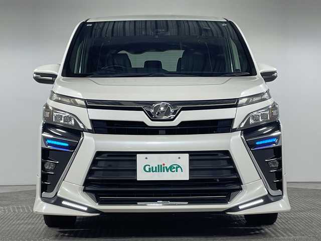トヨタ ヴォクシー ZS 神奈川県 2017(平29)年 5.8万km ホワイトパールクリスタルシャイン TRDエアロ（フロント、サイド、リア）/純正7インチナビゲーション/Bluetooth　フルセグ　SD　CD　DVD　/バックカメラ/社外フリップダウンモニター/両側パワースライドドア/トヨタセーフティーセンス/プリクラッシュセーフティー/レーンディパーチャーアラート/オートマチックハイビーム/先行車発進告知機能/クルーズコントロール/ビルトインETC2.0/純正フロアマット/革巻きステアリング/ステアリングスイッチ/MTモード/2.1AUSB/アイドリングストップ/プッシュスタート/LEDヘッドライト/オートライト/フォグランプ/純正アルミホイール