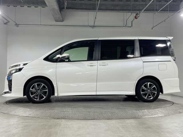 トヨタ ヴォクシー ZS 神奈川県 2017(平29)年 5.8万km ホワイトパールクリスタルシャイン TRDエアロ（フロント、サイド、リア）/純正7インチナビゲーション/Bluetooth　フルセグ　SD　CD　DVD　/バックカメラ/社外フリップダウンモニター/両側パワースライドドア/トヨタセーフティーセンス/プリクラッシュセーフティー/レーンディパーチャーアラート/オートマチックハイビーム/先行車発進告知機能/クルーズコントロール/ビルトインETC2.0/純正フロアマット/革巻きステアリング/ステアリングスイッチ/MTモード/2.1AUSB/アイドリングストップ/プッシュスタート/LEDヘッドライト/オートライト/フォグランプ/純正アルミホイール