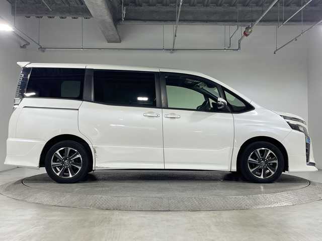 トヨタ ヴォクシー ZS 神奈川県 2017(平29)年 5.8万km ホワイトパールクリスタルシャイン TRDエアロ（フロント、サイド、リア）/純正7インチナビゲーション/Bluetooth　フルセグ　SD　CD　DVD　/バックカメラ/社外フリップダウンモニター/両側パワースライドドア/トヨタセーフティーセンス/プリクラッシュセーフティー/レーンディパーチャーアラート/オートマチックハイビーム/先行車発進告知機能/クルーズコントロール/ビルトインETC2.0/純正フロアマット/革巻きステアリング/ステアリングスイッチ/MTモード/2.1AUSB/アイドリングストップ/プッシュスタート/LEDヘッドライト/オートライト/フォグランプ/純正アルミホイール
