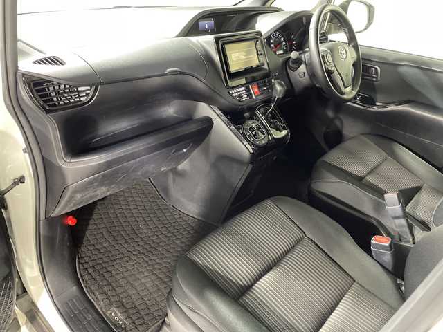 トヨタ ヴォクシー ZS 神奈川県 2017(平29)年 5.8万km ホワイトパールクリスタルシャイン TRDエアロ（フロント、サイド、リア）/純正7インチナビゲーション/Bluetooth　フルセグ　SD　CD　DVD　/バックカメラ/社外フリップダウンモニター/両側パワースライドドア/トヨタセーフティーセンス/プリクラッシュセーフティー/レーンディパーチャーアラート/オートマチックハイビーム/先行車発進告知機能/クルーズコントロール/ビルトインETC2.0/純正フロアマット/革巻きステアリング/ステアリングスイッチ/MTモード/2.1AUSB/アイドリングストップ/プッシュスタート/LEDヘッドライト/オートライト/フォグランプ/純正アルミホイール