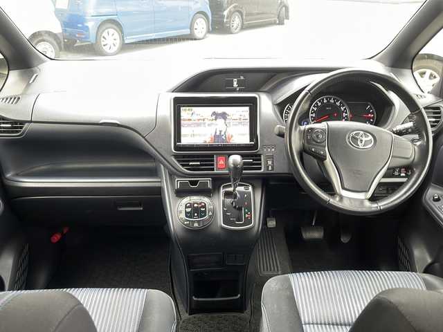 トヨタ ヴォクシー ZS 長野県 2014(平26)年 13.8万km ホワイトパールクリスタルシャイン (株)IDOMが運営する【じしゃロン長野店】の自社ローン専用車両になりますこちらは現金またはオートローンご利用時の価格です。自社ローンご希望の方は別途その旨お申付け下さい/純正9インチナビ/バックカメラ/ステアリングスイッチ/フリップダウンモニター/両側パワースライドドア/純正アルミホイール/純正フロアマット