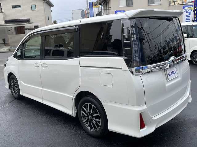 トヨタ ヴォクシー ZS 長野県 2014(平26)年 13.8万km ホワイトパールクリスタルシャイン (株)IDOMが運営する【じしゃロン長野店】の自社ローン専用車両になりますこちらは現金またはオートローンご利用時の価格です。自社ローンご希望の方は別途その旨お申付け下さい/純正9インチナビ/バックカメラ/ステアリングスイッチ/フリップダウンモニター/両側パワースライドドア/純正アルミホイール/純正フロアマット