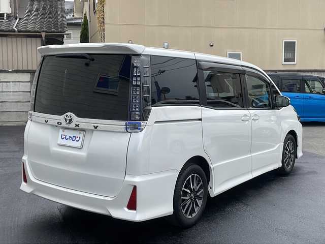 トヨタ ヴォクシー ZS 長野県 2014(平26)年 13.8万km ホワイトパールクリスタルシャイン (株)IDOMが運営する【じしゃロン長野店】の自社ローン専用車両になりますこちらは現金またはオートローンご利用時の価格です。自社ローンご希望の方は別途その旨お申付け下さい/純正9インチナビ/バックカメラ/ステアリングスイッチ/フリップダウンモニター/両側パワースライドドア/純正アルミホイール/純正フロアマット