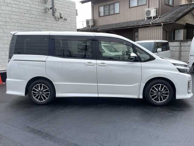 トヨタ ヴォクシー ZS 長野県 2014(平26)年 13.8万km ホワイトパールクリスタルシャイン (株)IDOMが運営する【じしゃロン長野店】の自社ローン専用車両になりますこちらは現金またはオートローンご利用時の価格です。自社ローンご希望の方は別途その旨お申付け下さい/純正9インチナビ/バックカメラ/ステアリングスイッチ/フリップダウンモニター/両側パワースライドドア/純正アルミホイール/純正フロアマット