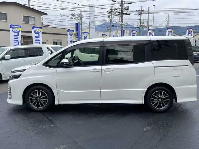 トヨタ ヴォクシー ZS 長野県 2014(平26)年 13.8万km ホワイトパールクリスタルシャイン (株)IDOMが運営する【じしゃロン長野店】の自社ローン専用車両になりますこちらは現金またはオートローンご利用時の価格です。自社ローンご希望の方は別途その旨お申付け下さい/純正9インチナビ/バックカメラ/ステアリングスイッチ/フリップダウンモニター/両側パワースライドドア/純正アルミホイール/純正フロアマット