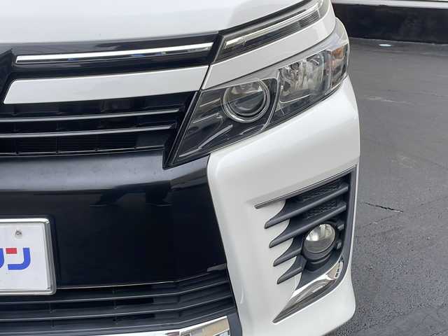 トヨタ ヴォクシー ZS 長野県 2014(平26)年 13.8万km ホワイトパールクリスタルシャイン (株)IDOMが運営する【じしゃロン長野店】の自社ローン専用車両になりますこちらは現金またはオートローンご利用時の価格です。自社ローンご希望の方は別途その旨お申付け下さい/純正9インチナビ/バックカメラ/ステアリングスイッチ/フリップダウンモニター/両側パワースライドドア/純正アルミホイール/純正フロアマット