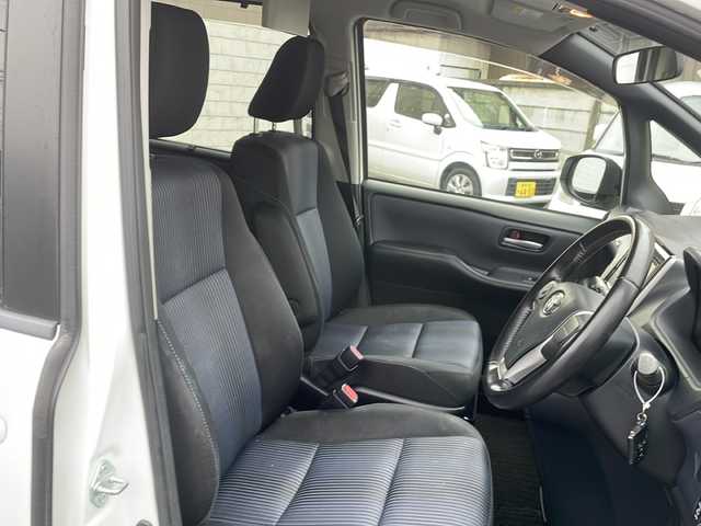 トヨタ ヴォクシー ZS 長野県 2014(平26)年 13.8万km ホワイトパールクリスタルシャイン (株)IDOMが運営する【じしゃロン長野店】の自社ローン専用車両になりますこちらは現金またはオートローンご利用時の価格です。自社ローンご希望の方は別途その旨お申付け下さい/純正9インチナビ/バックカメラ/ステアリングスイッチ/フリップダウンモニター/両側パワースライドドア/純正アルミホイール/純正フロアマット