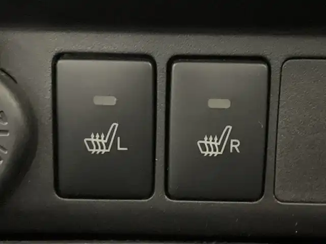 トヨタ ルーミー カスタムG－T 神奈川県 2021(令3)年 2.2万km ブラックマイカメタリック/ファイアークォーツレッドメタリック 純正9型SDナビゲーション【NSZT-Y68T】/AM FM Bluetooth フルセグ HDMI CD DVD USB/バックカメラ/両側パワースライドドア/純正フリップダウンモニター/スマートアシスト/衝突回避支援ブレーキ機能/車線逸脱警報機能/衝突警報機能/ふらつき警報/ブレーキ制御付誤発進抑制機能/サイドビューランプ/先行車発進お知らせ機能/コーナーセンサー/アダプティブクルーズコントロール/アダプティブドライビングビーム/路側逸脱警報/標識認識機能/前方ドライブレコーダー/革巻きステアリング/ステアリングリモコン/シートヒーター/電子パーキングブレーキ/オートホールド/ビルトインETC2.0/純正フロアマット/プッシュスタート/スマートキー/スペアキー/純正15インチアルミホイル/LEDヘッドライト/オートライト/オートマチックハイビーム/ドアバイザー