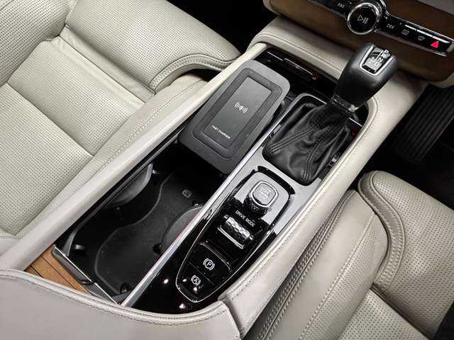 ボルボ ＸＣ９０ D5 AWD インスクリプション 千葉県 2020(令2)年 4.2万km 白 ＡＣＣ　/白革　/ｈａｒｍａｎｋａｒｄｏｎサウンド　/ＨＵＤ　/ナビ　/ＴＶ　/３６０°　/シートＨ　/ベンチレーション　/Ｂｌｕｅｔｏｏｔｈ接続　/電動リアゲート　/純正２０インチＡＷ　/ワンオーナー　/ドラレコ　/ＥＴＣ