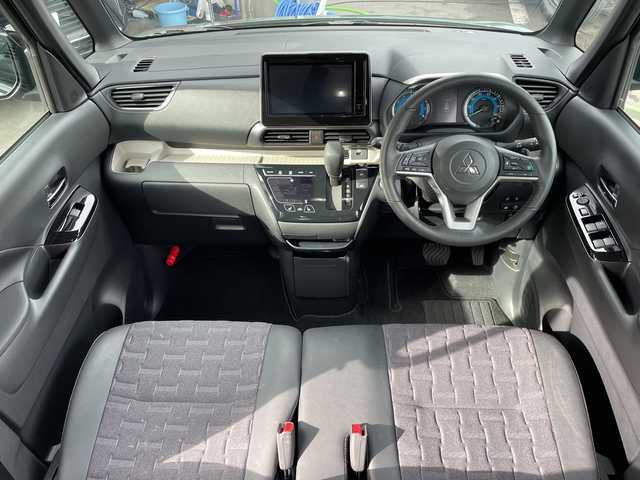 三菱 デリカミニ T プレミアム 長野県 2023(令5)年 0.4万km ＤグリーンＭ 禁煙車/純正9インチナビ/【MM223D-LM】/(フルセグTV/Bluetooth)/e-Assist/・衝突被害軽減ブレーキ/・踏み間違い衝突防止アシスト/・車線逸脱防止支援機能/・オートマチックハイビーム/・ふらつき警報/・前方衝突予測警報/・標識検知システム/・先行車発進通知/・マイパイロット（レーダークルーズコントロール・車線維持支援）/デジタルルームミラー/マルチアラウンドモニター/ビルトインETC/ハンズフリー両側パワースライドドア/前席シートヒーター/ハーフレザーシート/ステアリングヒーター/革巻きステアリング/パドルシフト/ステアリングスイッチ/電動パーキングブレーキ/ブレーキホールド/LEDヘッドライト/オートライト/スマートキー/Pスタート/電動格納ミラー/純正15インチAW/純正フロアマット/ルーフレール