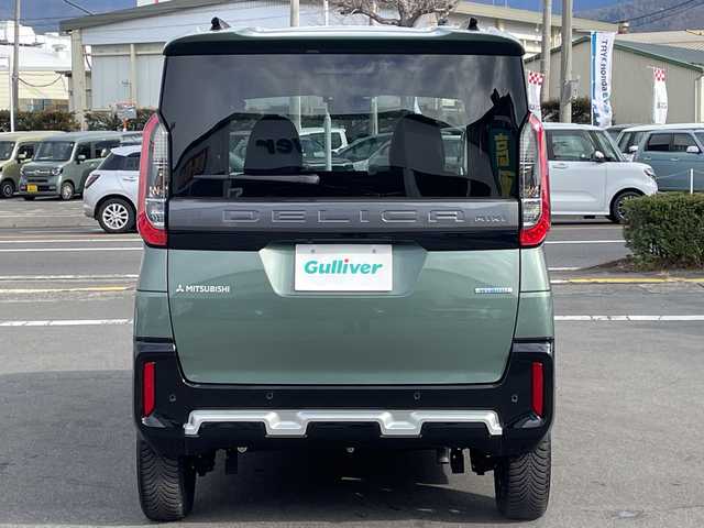 三菱 デリカミニ T プレミアム 長野県 2023(令5)年 0.4万km ＤグリーンＭ 禁煙車/純正9インチナビ/【MM223D-LM】/(フルセグTV/Bluetooth)/e-Assist/・衝突被害軽減ブレーキ/・踏み間違い衝突防止アシスト/・車線逸脱防止支援機能/・オートマチックハイビーム/・ふらつき警報/・前方衝突予測警報/・標識検知システム/・先行車発進通知/・マイパイロット（レーダークルーズコントロール・車線維持支援）/デジタルルームミラー/マルチアラウンドモニター/ビルトインETC/ハンズフリー両側パワースライドドア/前席シートヒーター/ハーフレザーシート/ステアリングヒーター/革巻きステアリング/パドルシフト/ステアリングスイッチ/電動パーキングブレーキ/ブレーキホールド/LEDヘッドライト/オートライト/スマートキー/Pスタート/電動格納ミラー/純正15インチAW/純正フロアマット/ルーフレール