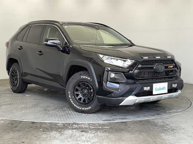 トヨタ ＲＡＶ４ アドベンチャー 栃木県 2023(令5)年 2.2万km アティチュードブラックマイカ 4WD/純正ディスプレイオーディオ/(フルセグTV/Bluetooth/USB/Miracast)/バックカメラ/JAOSノーズプロテクター/TRDフロントバンパーガーニッシュ/TRDオーバーフェンダー/本革シート/ダウンヒルアシストコントロール/トヨタセーフティセンス/・レーンディパーチャーアラート/・ブラインドスポットモニタリング/・プリクラッシュセーフティ/・クリアランスソナー/・リヤトラフィックアラート/・パーキングサポートブレーキ/・ロードサインアシスト/・先行車発進お知らせ/Type C/ビルトインETC2.0/ドライブレコーダー(前方)/パワーシート(D席)/シートヒーター(D席+N席)/シートエアコン(D席+N席)/メモリーシート/ルーフレール/禁煙車/ステアリングヒーター/オートライト/LEDヘッドライト/横滑り防止装置/フォグランプ/スマートキー/プッシュスタート/ステアリングスイッチ/革巻きステアリング/ウィンカーミラー/電動格納ミラー/REGULES製16インチアルミホイール/純正フロアマット